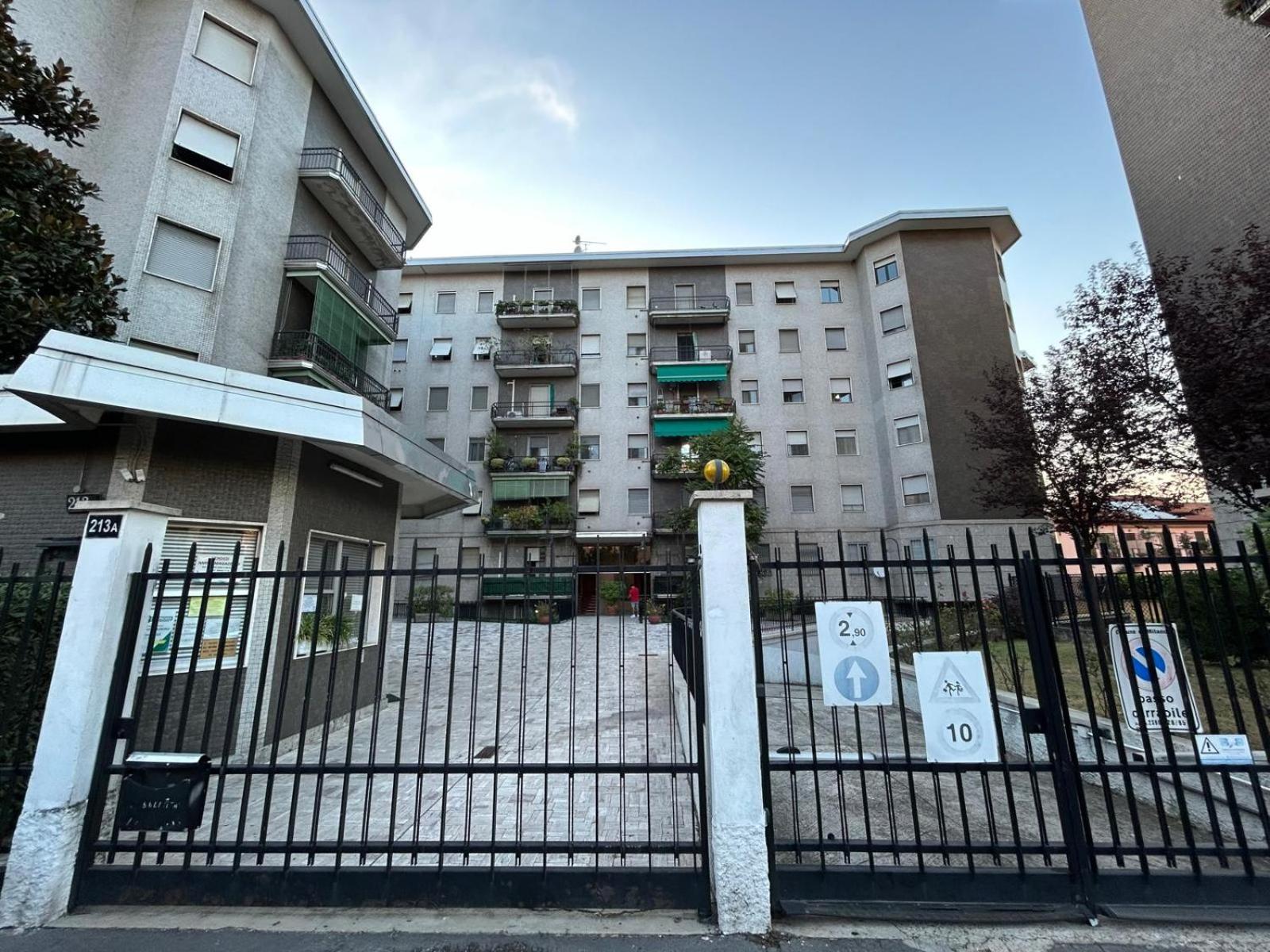 Your Home In Milan - Elegant & Comfortable Stay Bagian luar foto